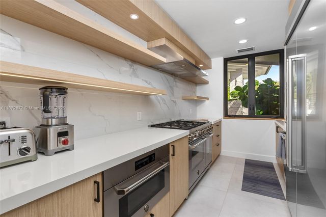 2965 NE Surrey Ln, Weston, FL 33331