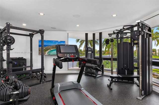 2965 NE Surrey Ln, Weston, FL 33331