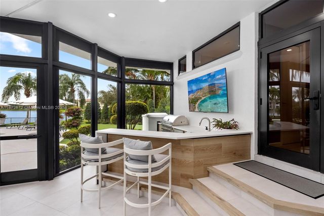 2965 NE Surrey Ln, Weston, FL 33331