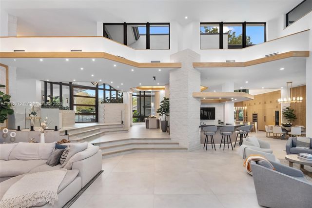 2965 NE Surrey Ln, Weston, FL 33331