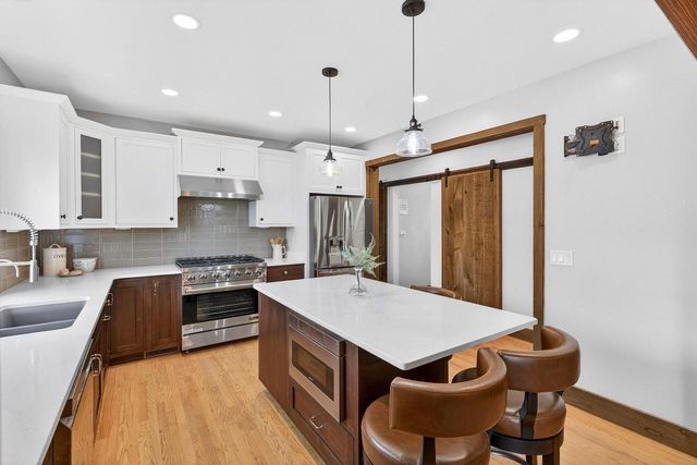 S25W27133 Rocky Hills COURT, Waukesha, WI 53188