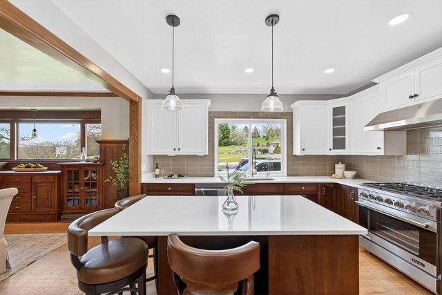 S25W27133 Rocky Hills COURT, Waukesha, WI 53188