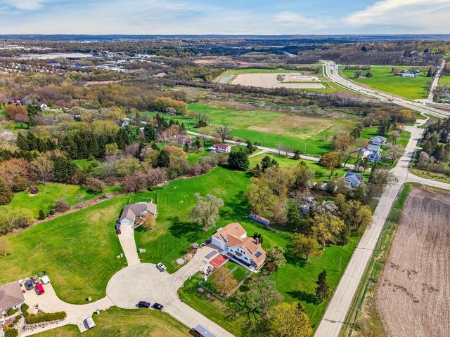 S25W27133 Rocky Hills COURT, Waukesha, WI 53188