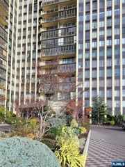 300 Winston Drive 1609, Cliffside Park, NJ 07010