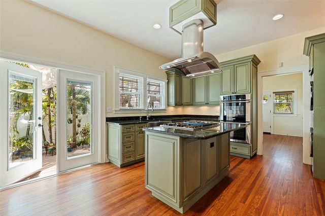 1260 10TH STREET N, St Petersburg, FL 33705
