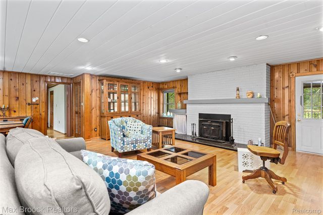 29799 Linden Street, Farmington Hills, MI 48336