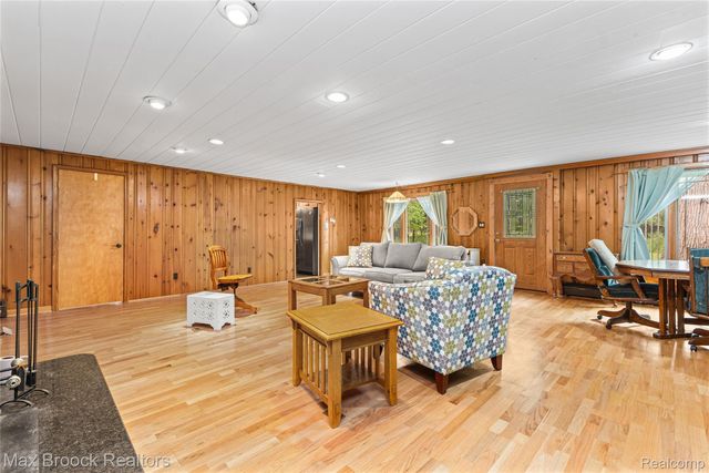 29799 Linden Street, Farmington Hills, MI 48336