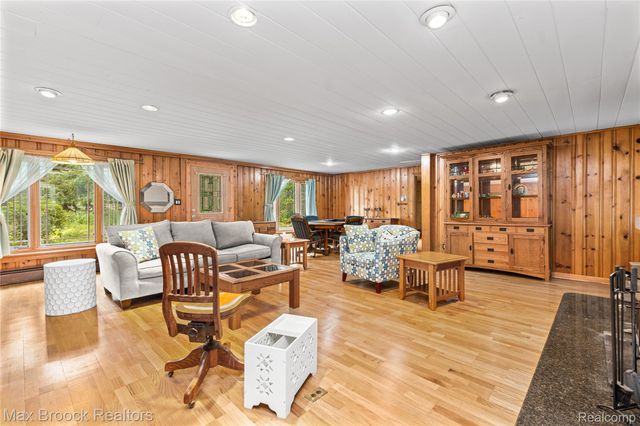 29799 Linden Street, Farmington Hills, MI 48336