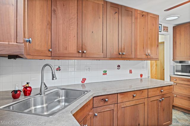 29799 Linden Street, Farmington Hills, MI 48336