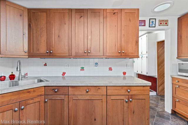 29799 Linden Street, Farmington Hills, MI 48336