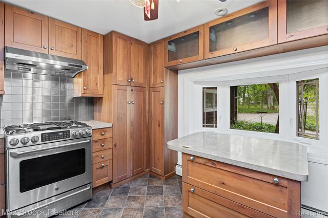 29799 Linden Street, Farmington Hills, MI 48336