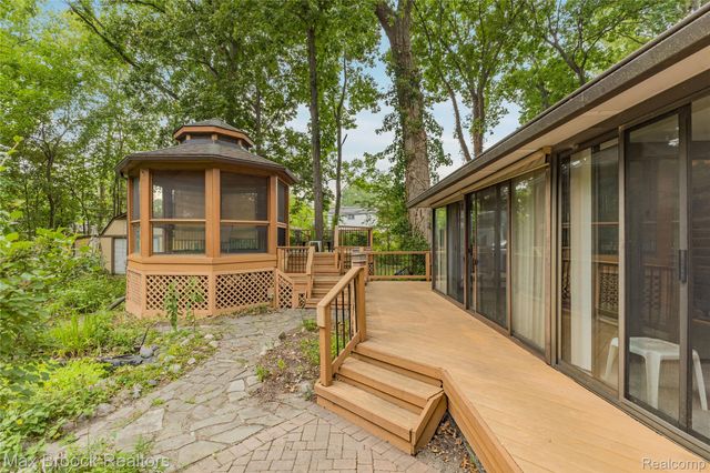 29799 Linden Street, Farmington Hills, MI 48336