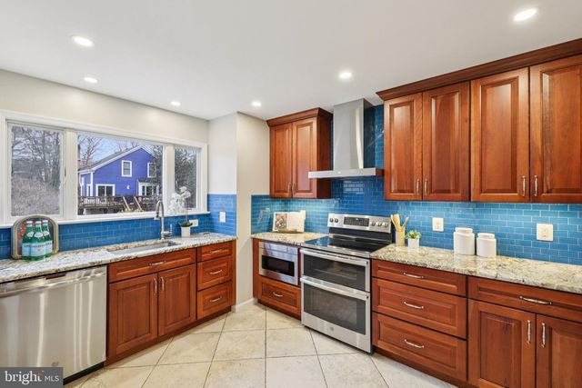 8413 HOLLIS LN, Vienna, VA 22182