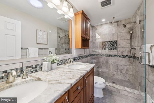 8413 HOLLIS LN, Vienna, VA 22182