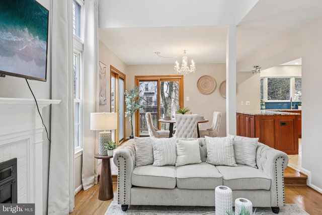 8413 HOLLIS LN, Vienna, VA 22182