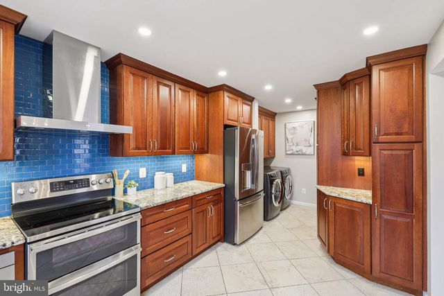 8413 HOLLIS LN, Vienna, VA 22182