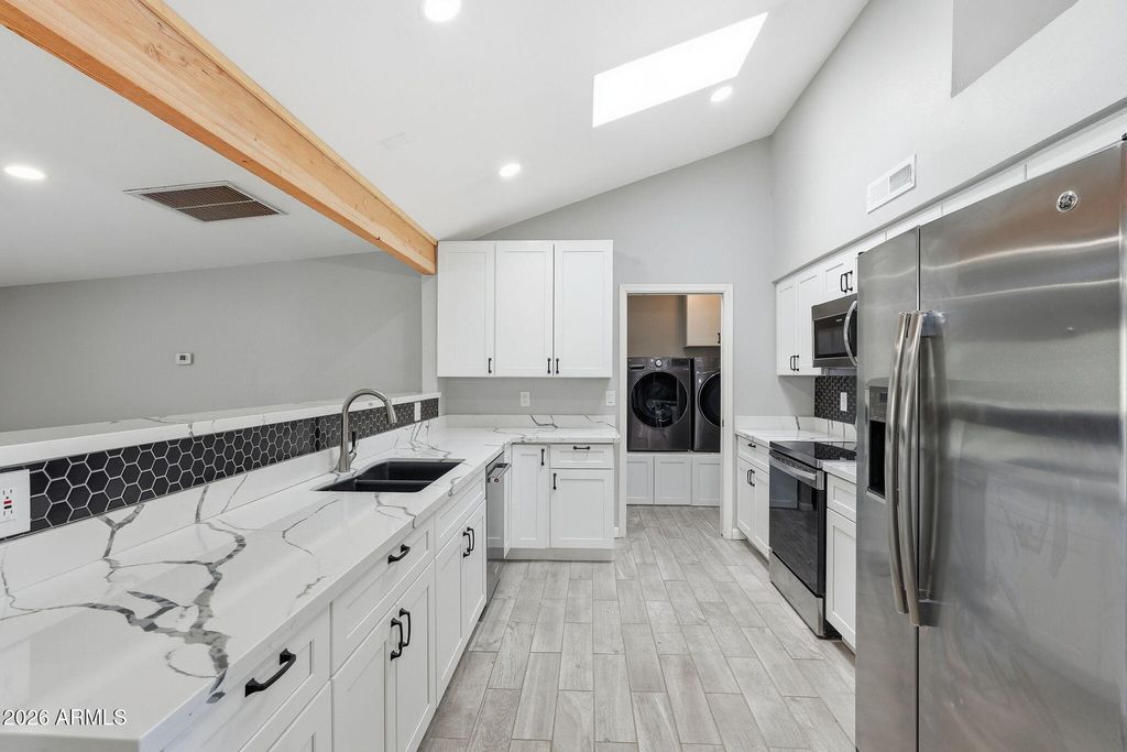 Image 10 of property listing at 6026 W JUNIPER Avenue, Glendale, AZ 85306