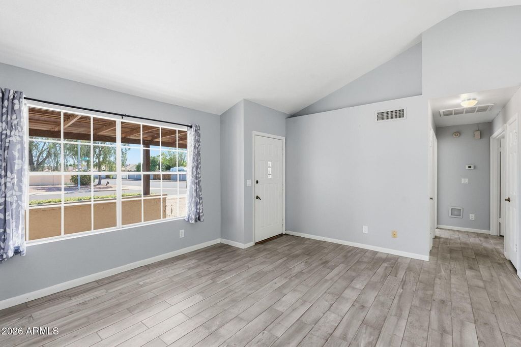 Image 6 of property listing at 6026 W JUNIPER Avenue, Glendale, AZ 85306