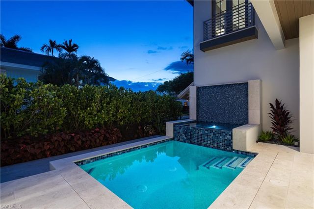 835 11TH AVE S, Naples, FL 34102