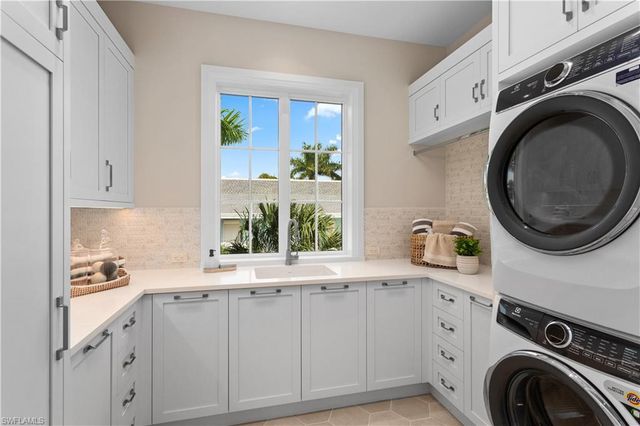 835 11TH AVE S, Naples, FL 34102