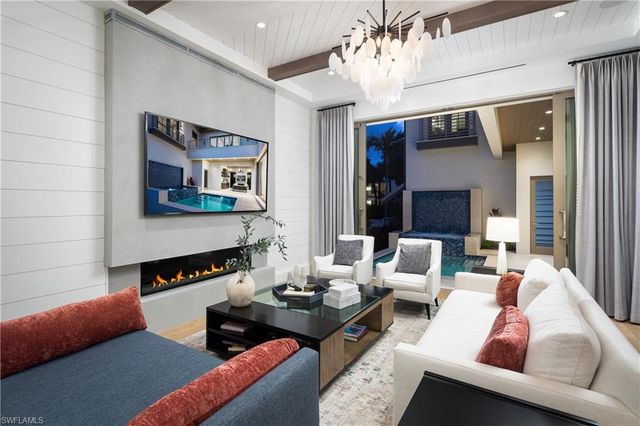835 11TH AVE S, Naples, FL 34102