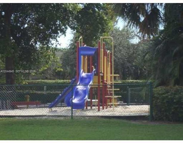 731 N Pine Island Rd 305, Plantation, FL 33324