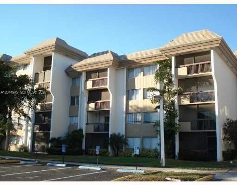 731 N Pine Island Rd 305, Plantation, FL 33324