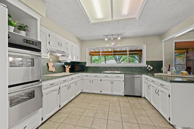 13430 Ridgeview Dr, Baton Rouge, LA 70817