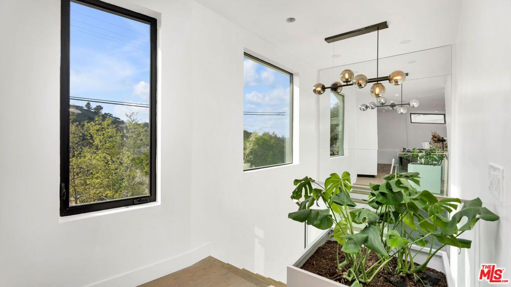 Image 11 of property listing at 2021 Davies Way, Los Angeles, CA 90046