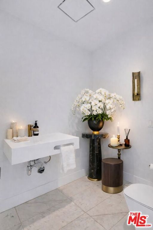 Image 12 of property listing at 2021 Davies Way, Los Angeles, CA 90046