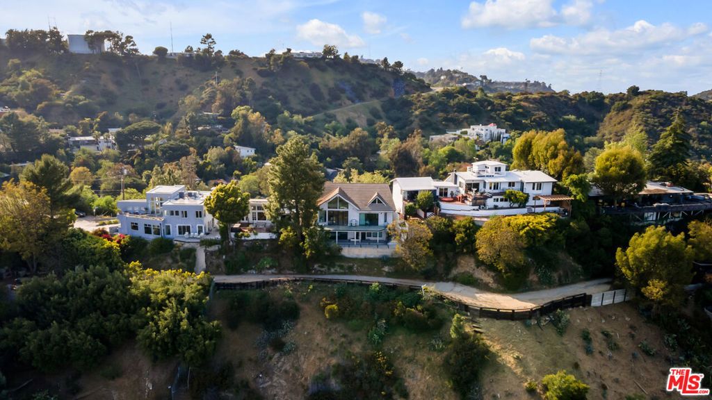 Image 21 of property listing at 2021 Davies Way, Los Angeles, CA 90046