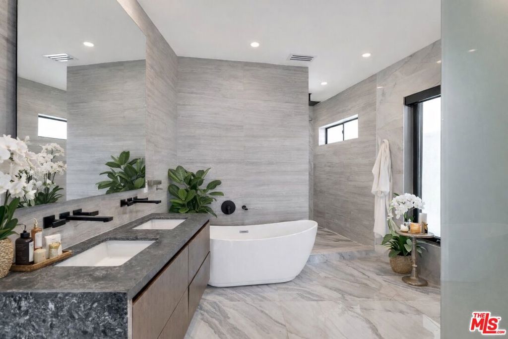 Image 5 of property listing at 2021 Davies Way, Los Angeles, CA 90046