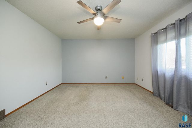 4409 E 36th St Street, Sioux Falls, SD 57103