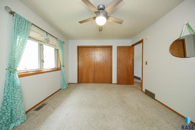 4409 E 36th St Street, Sioux Falls, SD 57103