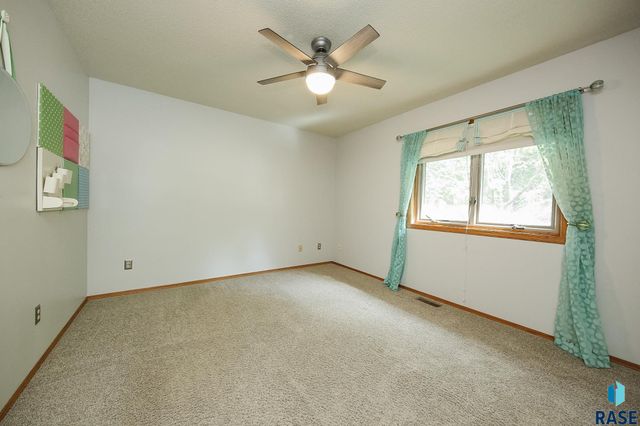 4409 E 36th St Street, Sioux Falls, SD 57103