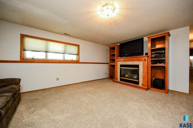 4409 E 36th St Street, Sioux Falls, SD 57103