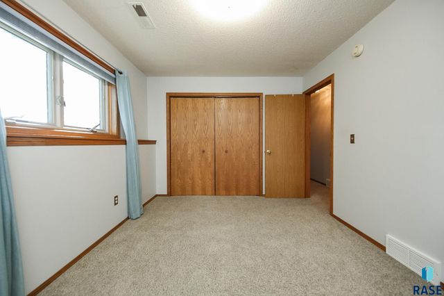 4409 E 36th St Street, Sioux Falls, SD 57103