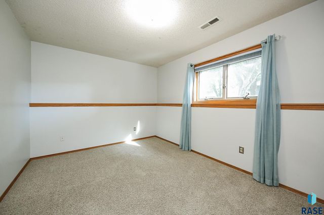 4409 E 36th St Street, Sioux Falls, SD 57103