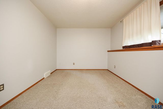 4409 E 36th St Street, Sioux Falls, SD 57103