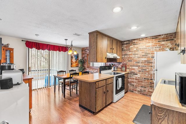 17 Pinebrook Ln 3, Easton, MA 02375