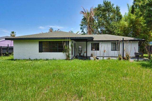 2117 SE East Dunbrooke Circle, Port St. Lucie, FL 34952