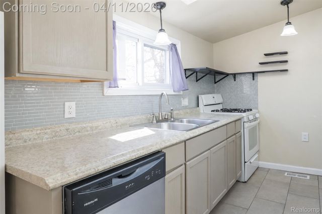 14415 Syracuse Street, Taylor, MI 48180