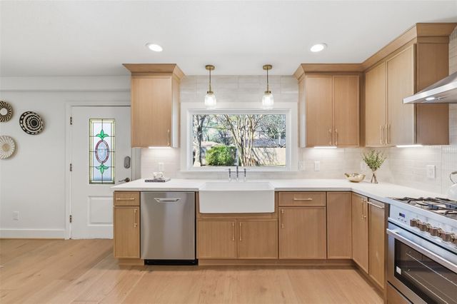 2210 Wakefield Drive, Houston, TX 77018