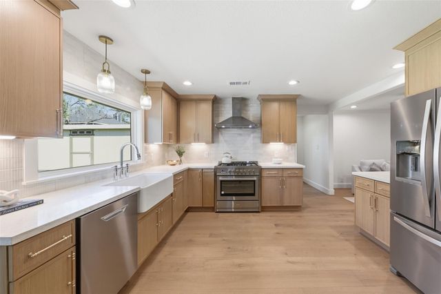 2210 Wakefield Drive, Houston, TX 77018