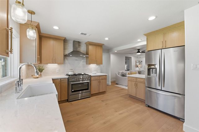 2210 Wakefield Drive, Houston, TX 77018