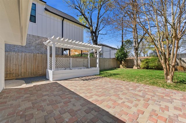 2210 Wakefield Drive, Houston, TX 77018