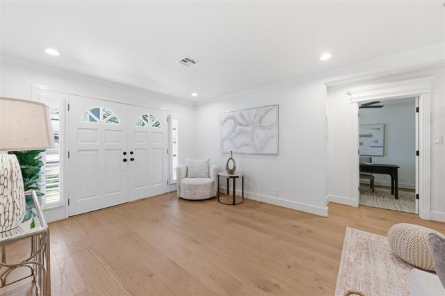 2210 Wakefield Drive, Houston, TX 77018