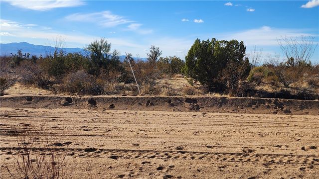 166 S Cattle Crossing Road, Yucca, AZ 86438