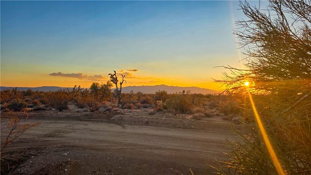 166 S Cattle Crossing Road, Yucca, AZ 86438