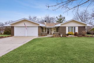 23W302 Cambridge Court, Glen Ellyn, IL 60137
